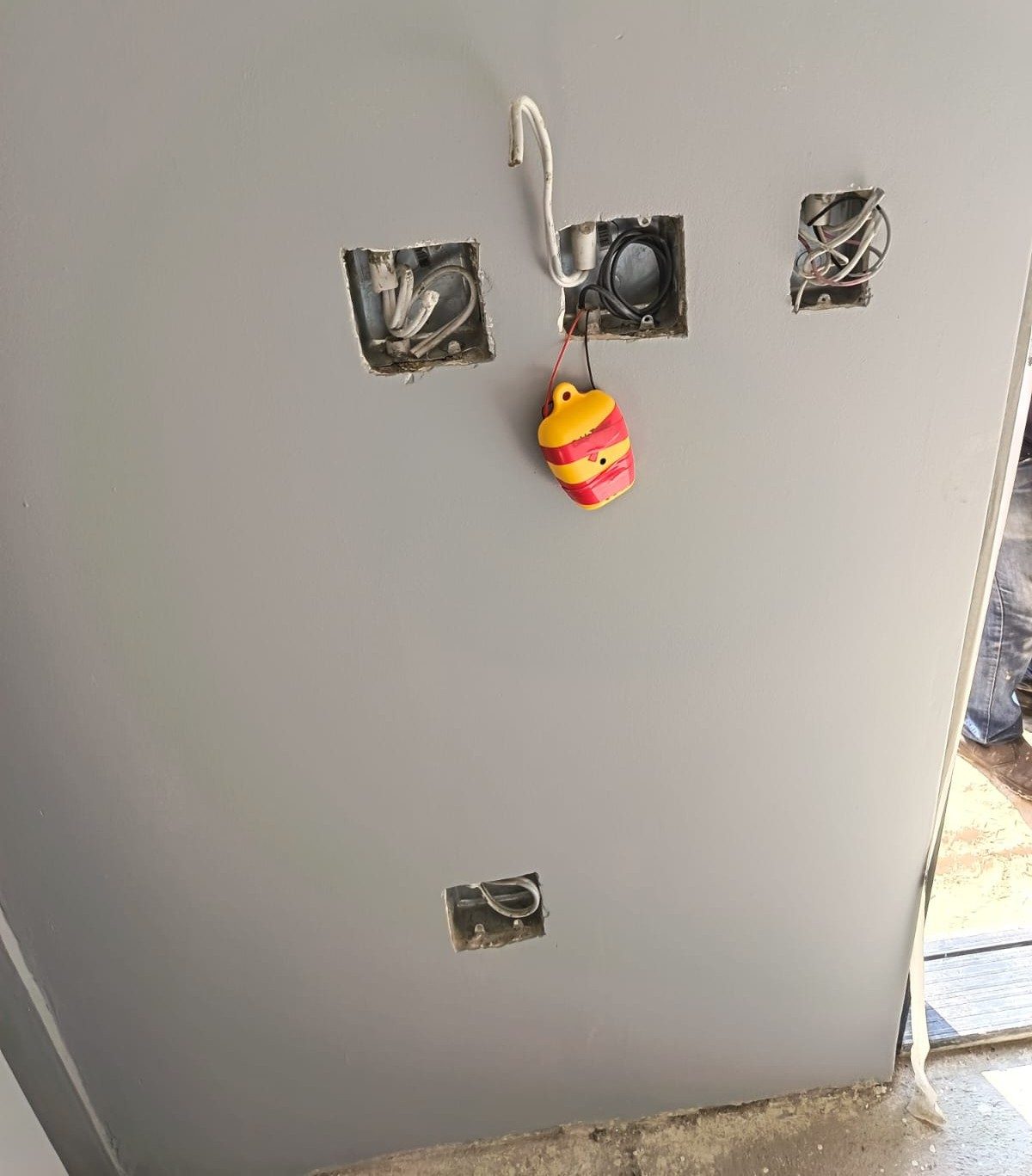 Warmup cable monitor connected at the thermostat position on site, left in place until the thermostat is fitted